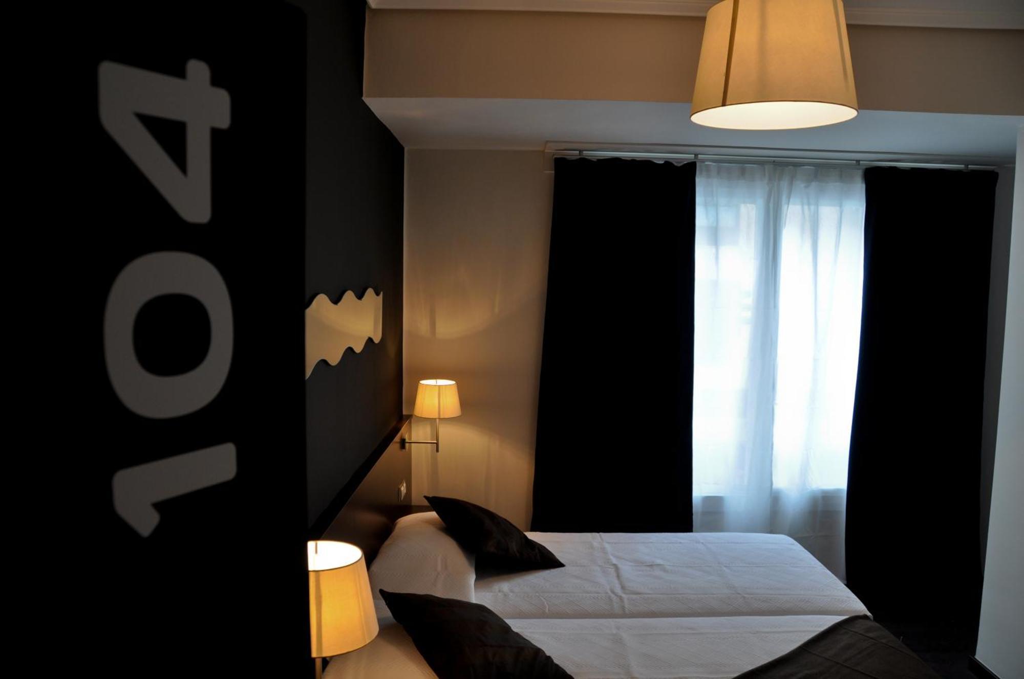 Hostal La Rotonda Ourense Esterno foto