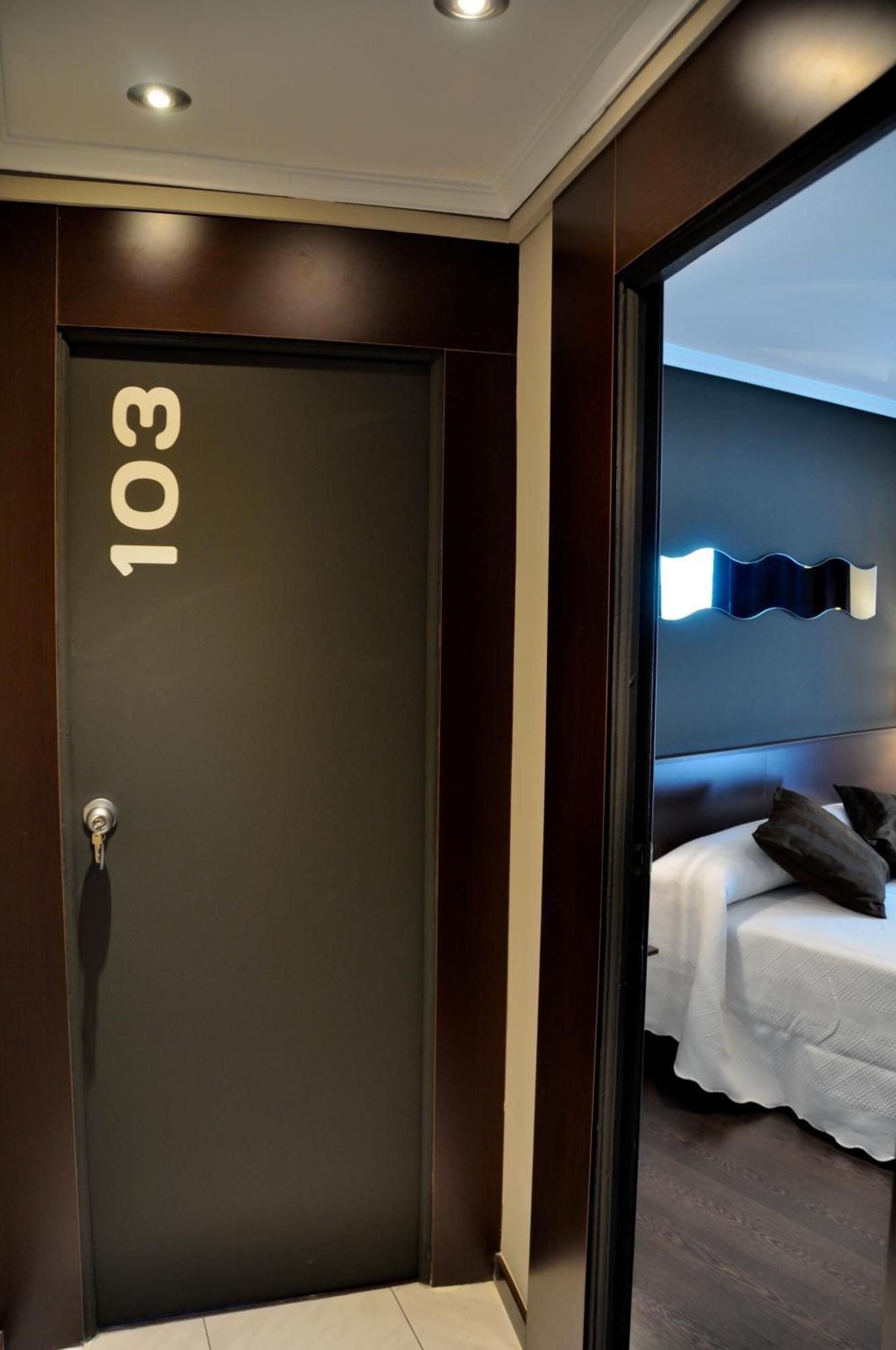 Hostal La Rotonda Ourense Esterno foto